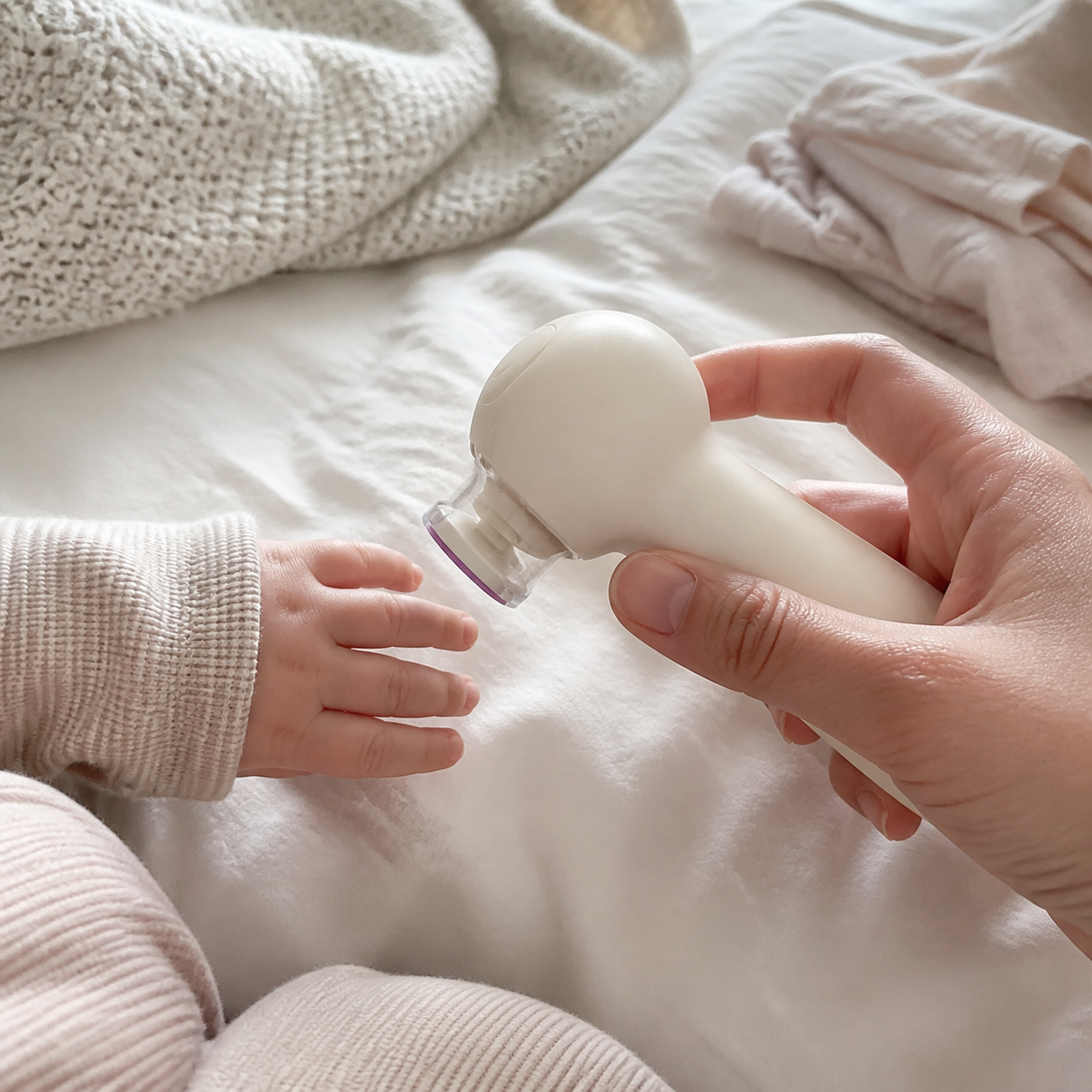 Foto referencial estilo celular usando lima eléctrica Koalmi para bebé